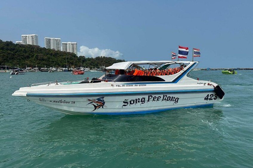 A speedboat named 'Song Pee Kong' with a blue and white color scheme, flying the Thai flag, and a number 423 on its side. 3
