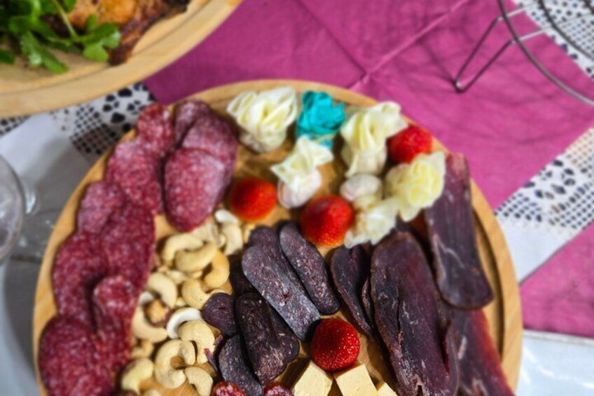 Un tagliere con salumi, frutta secca e frutta fresca. 2