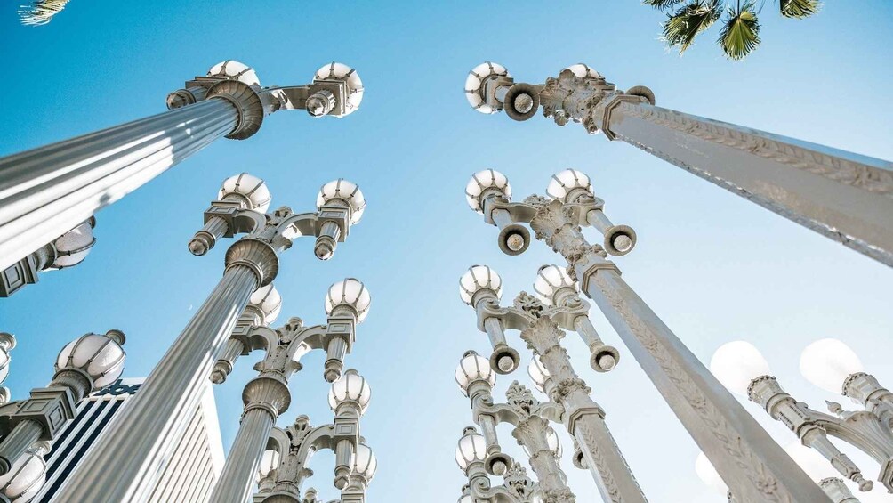 Gedetailleerde straatverlichting met meerdere lampen tegen een heldere lucht. 1