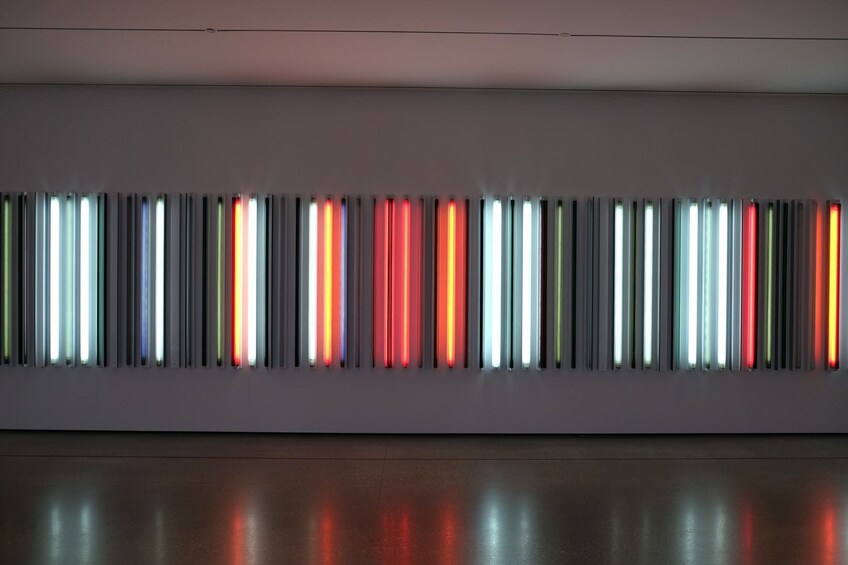 Een muur met verticale lichtpanelen in verschillende kleuren. 3