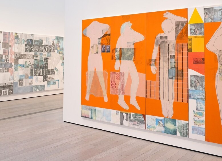 Een kunstgalerie met abstracte en collageachtige schilderijen. 2