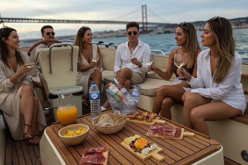 Eine Gruppe von Menschen auf einem Boot, mit einer Tafel Essen und Getränken, einer Wasserflasche und einer Brücke im Hintergrund. 1