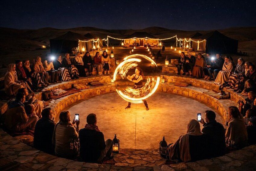 Un groupe de personnes regardant un spectacle de jonglerie avec le feu dans une structure circulaire en pierre, la nuit. 2