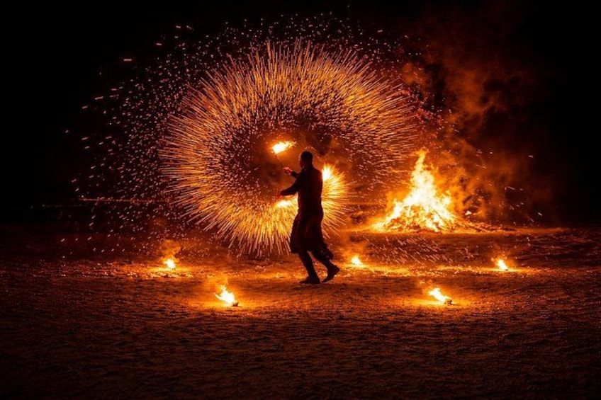 Une personne qui réalise des tours de magie avec le feu, en utilisant des étincelles et des flammes. 3
