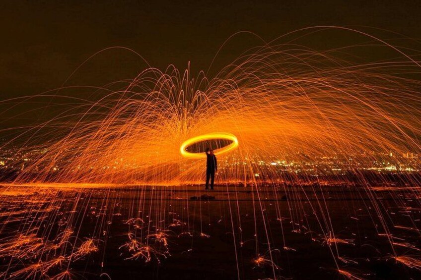 Une personne se tient dans un champ, et un motif lumineux circulaire se dessine autour d’elle. 4