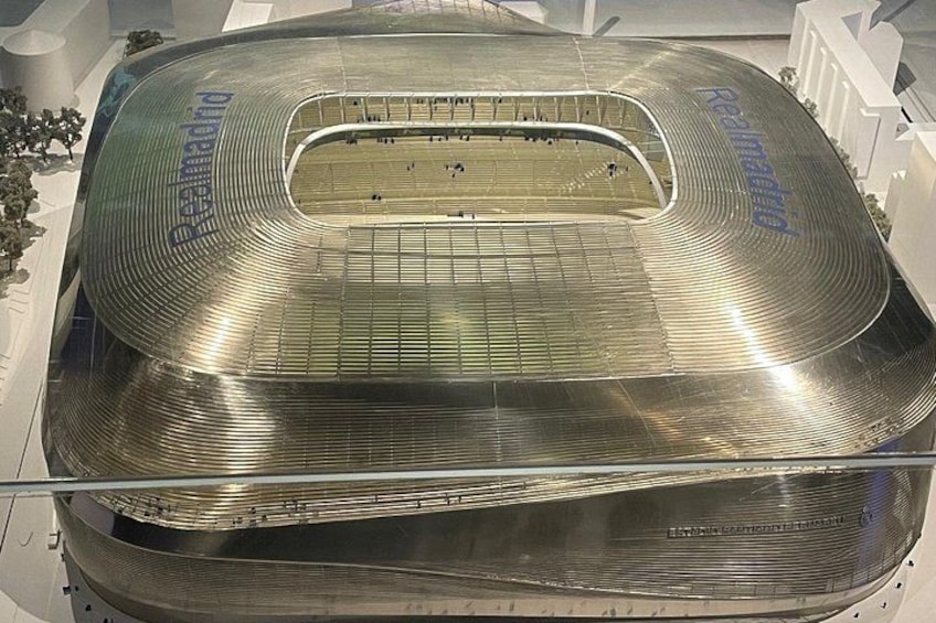 Modelo de un estadio con techo curvo y campo central. 1