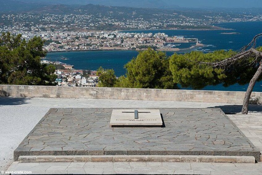 Explore Chania Old Town with Food and Live Music 2