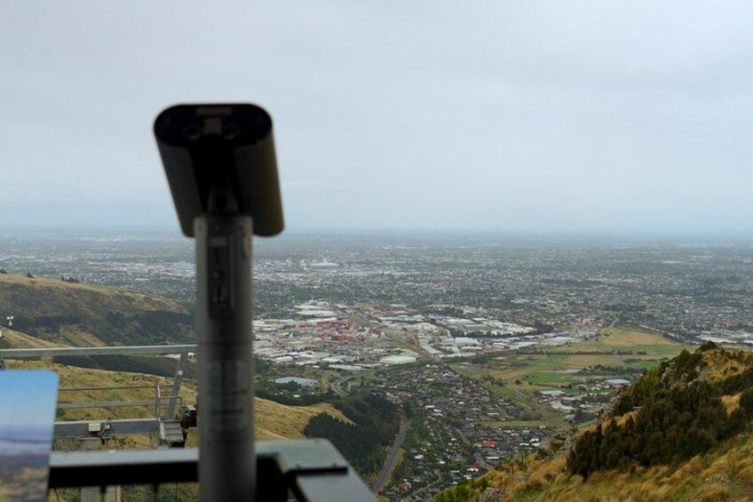 Une vue panoramique d’une ville, prise depuis un point de vue élevé, avec un ciel dégagé et des bâtiments qui se dressent au loin. 4
