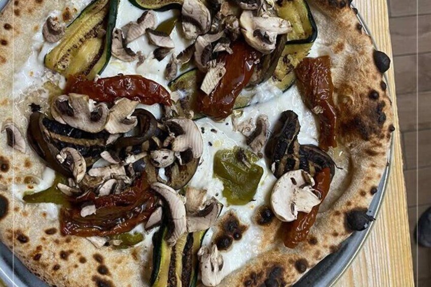 Una pizza con diversi condimenti. 3