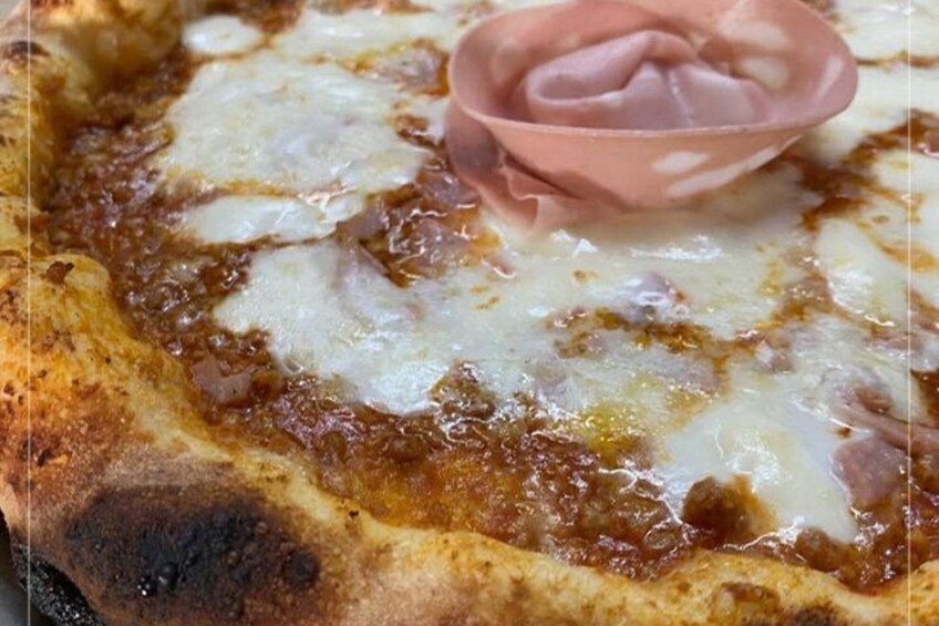 Pizza con formaggio fuso e un cucchiaio di salsa sopra. 5