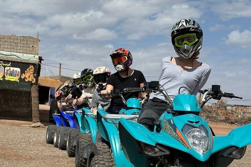 Un grupo de personas en vehículos todoterreno azules. 2