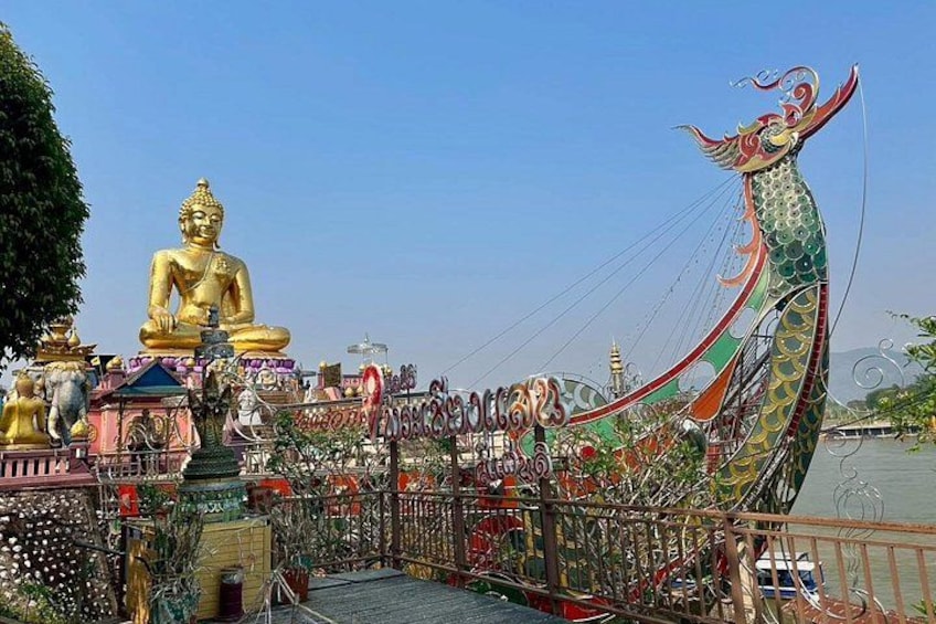 Un dragone a forma di barca con una statua dorata di Buddha sullo sfondo. 1
