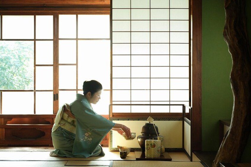 Authentic ritual by a master of 37 years.
茶歴37年、本格的な所作。 1