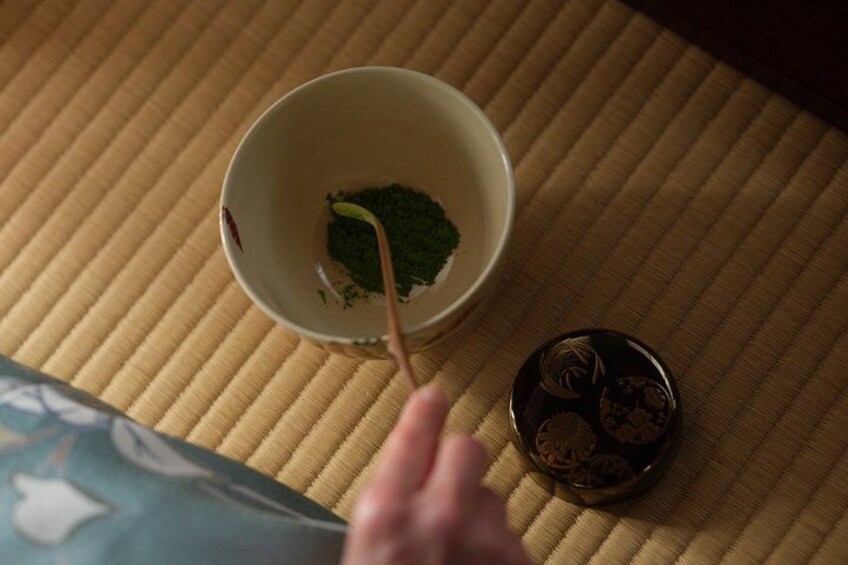 Authentic ritual by a master of 37 years.
茶歴37年、本格的な所作。 2