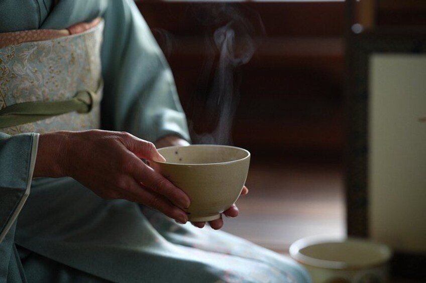 Authentic ritual by a master of 37 years.
茶歴37年、本格的な所作。 3