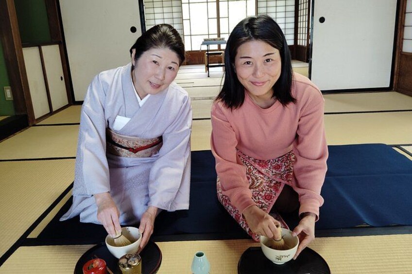 Hands-on tea making for everyone.
お点前を楽しく体験。 4