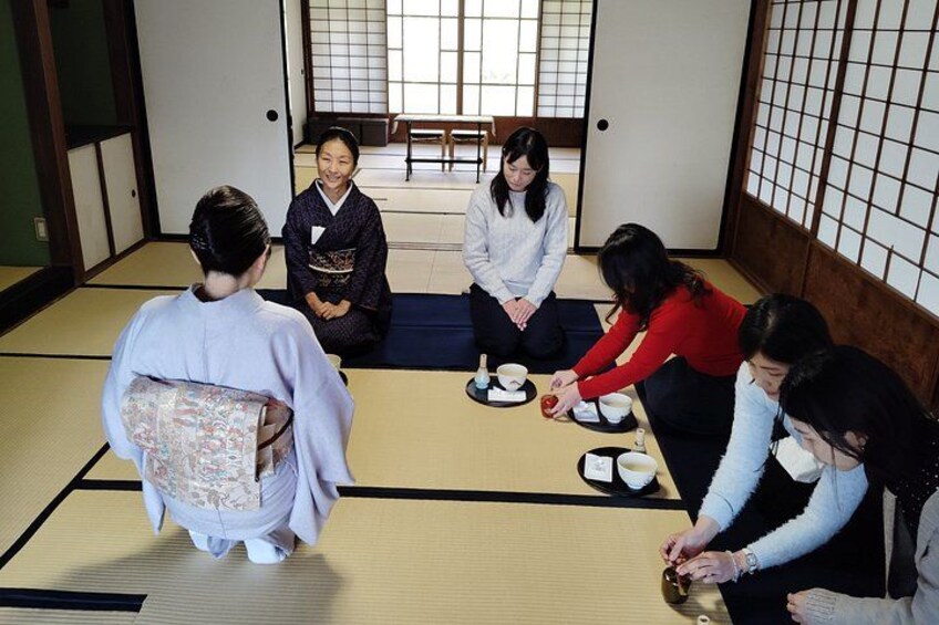 Une pièce de style japonais traditionnel, avec un sol recouvert de tatamis et des paravents en papier de riz (shoji). 4