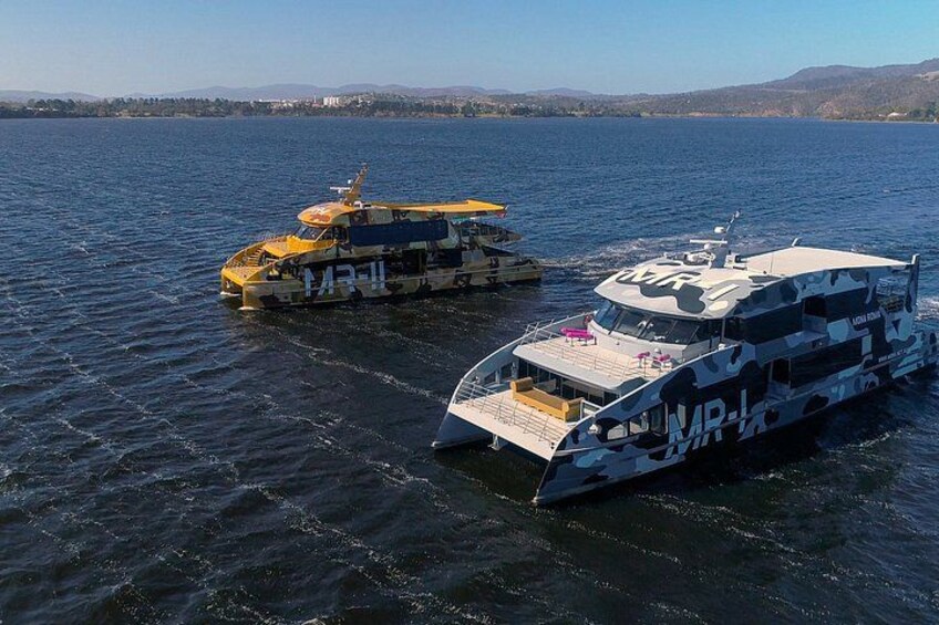 Deux bateaux sur une étendue d’eau calme, sous un ciel dégagé. 2