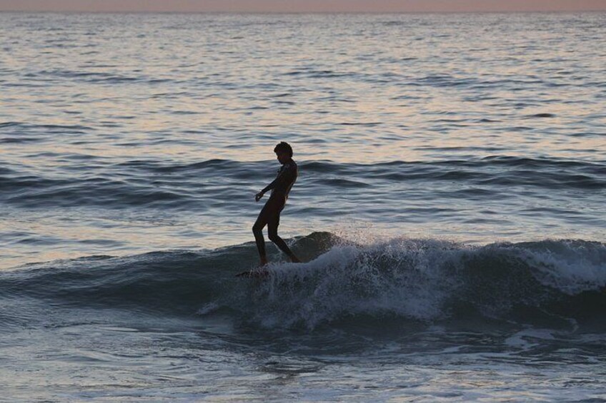 Eine Person surft auf einer Welle im Ozean. 2
