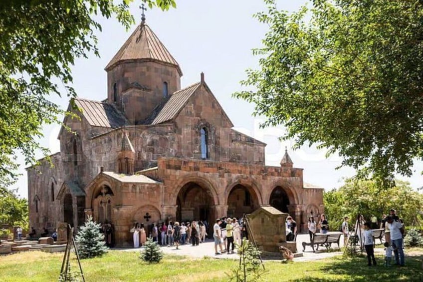 En historisk kirke med et markant klokketårn og buede indgange. 4