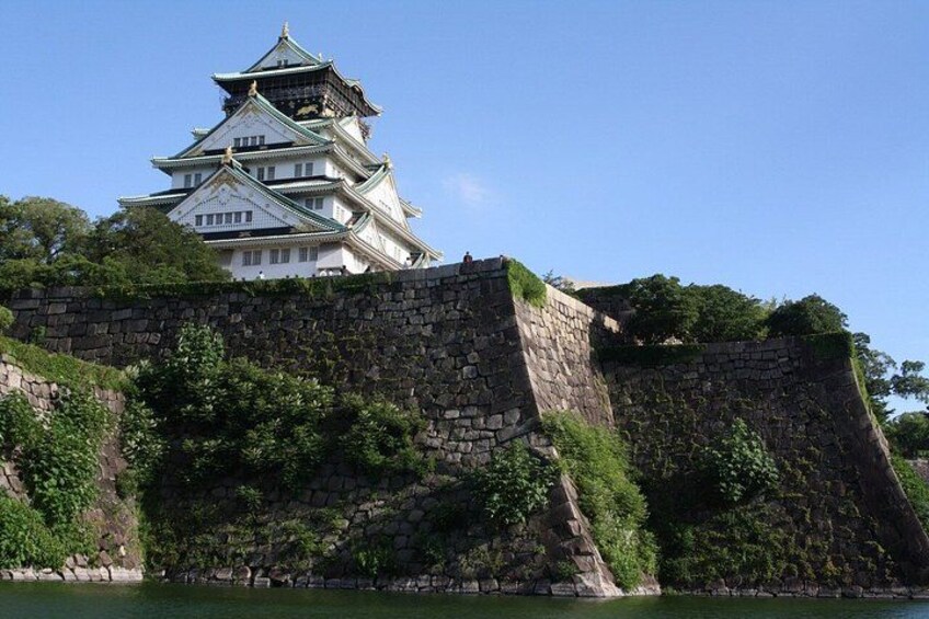 Eine mehrstufige Burg mit einer Steinmauer. 2
