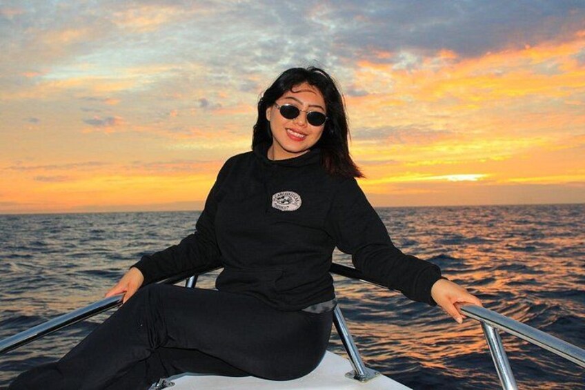 Una persona en un bote con un atardecer al fondo. 3