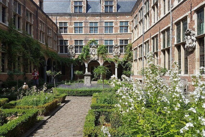 Discover Antwerp with Local Guide 2