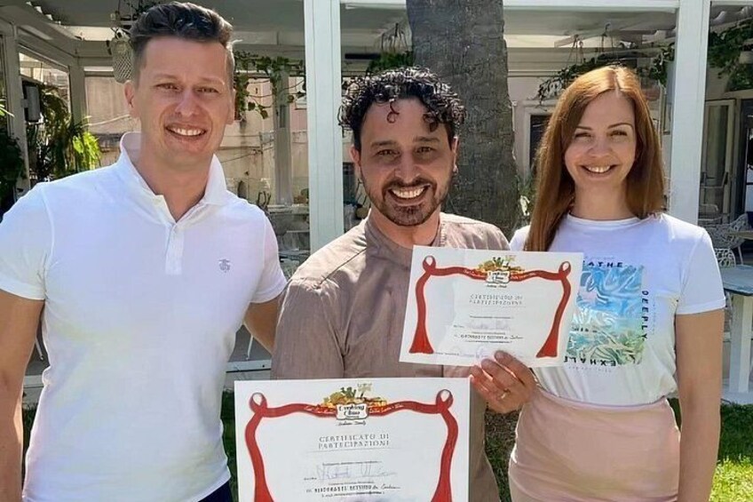 Tres personas sosteniendo certificados. 1