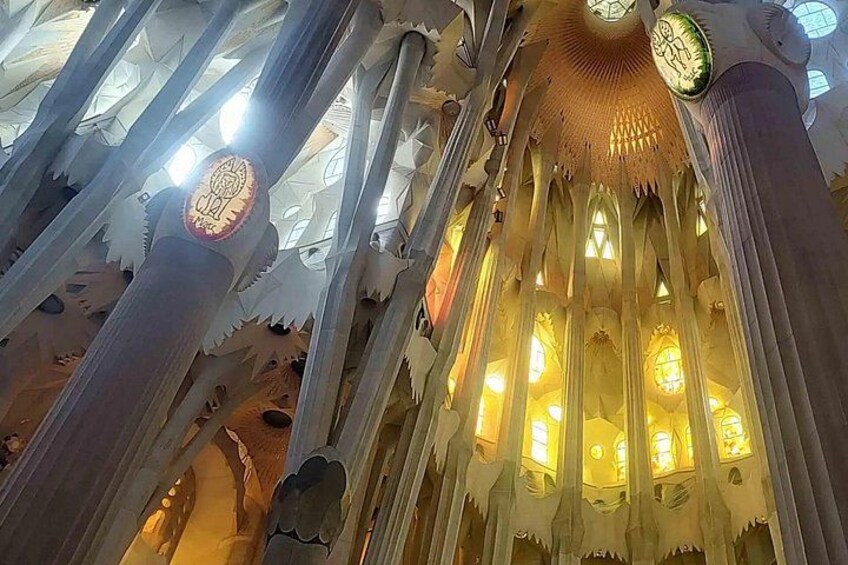 L’intérieur d’une cathédrale, avec ses colonnes richement décorées et ses vitraux. 5