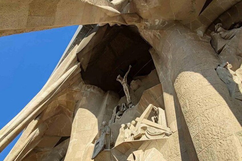 Une structure en pierre ornée de sculptures et représentant une figure humaine. 3