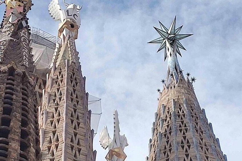 Les façades complexes d’un monument architectural moderne, caractérisées par des motifs géométriques et une flèche en forme d’étoile. 2