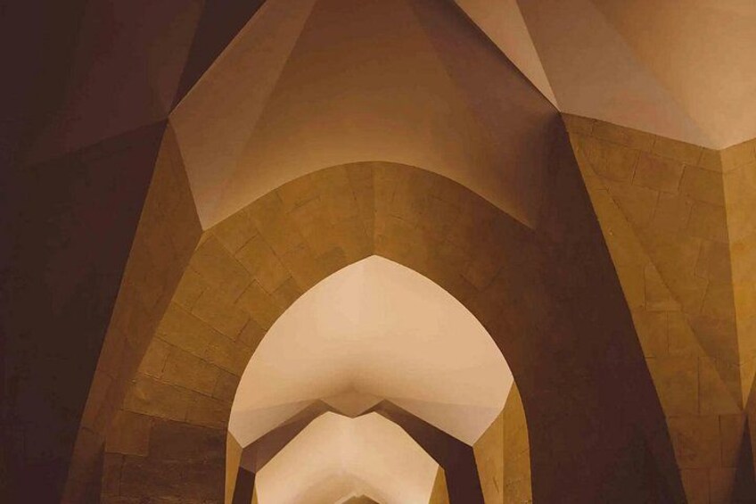 Une structure architecturale en arc, composée d’une série d’arcs. 4