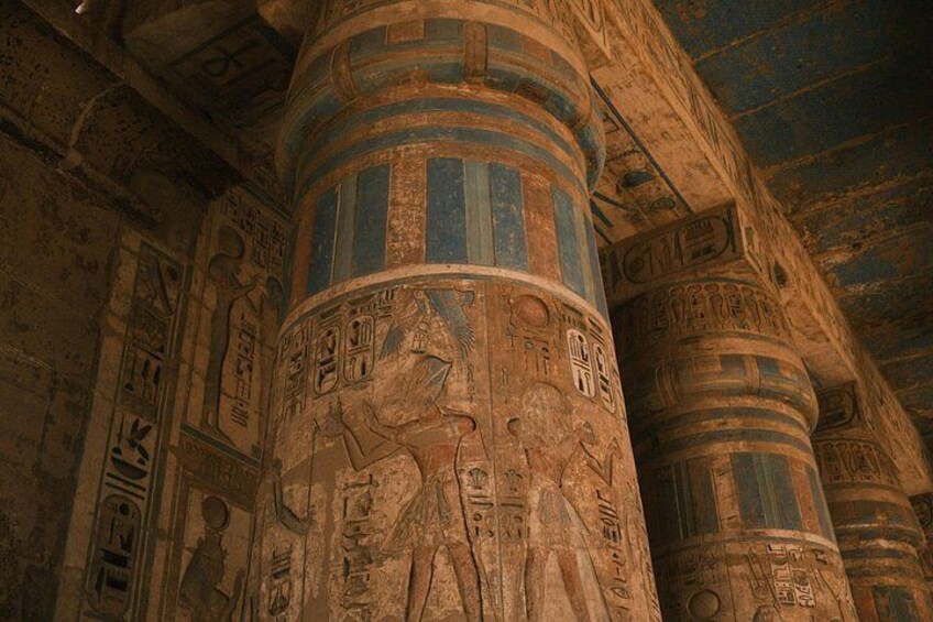 Colonne egizie antiche con geroglifici e raffigurazione di una divinità. 4