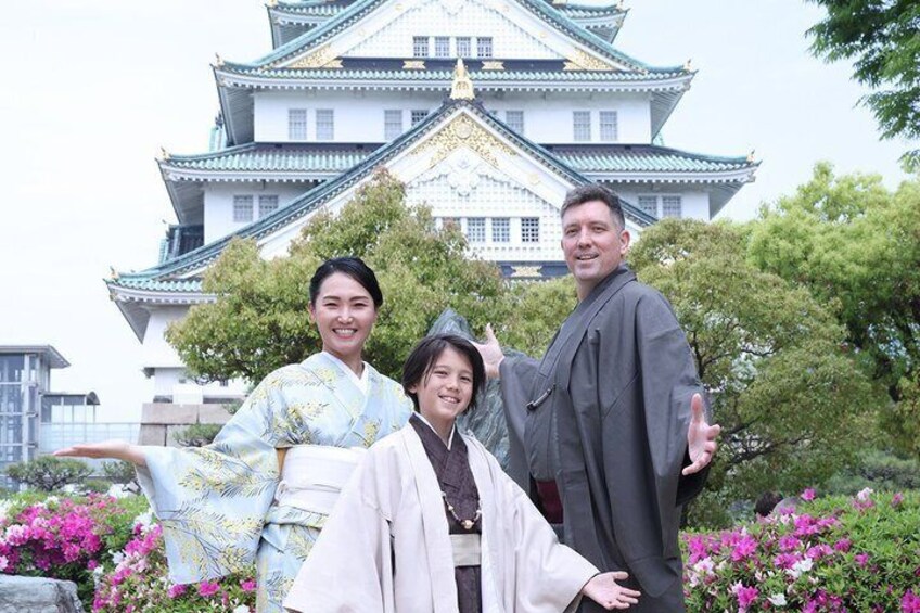 Een traditioneel Japans gebouw met een meerlaags dak en een gouden versiering in het midden. 1