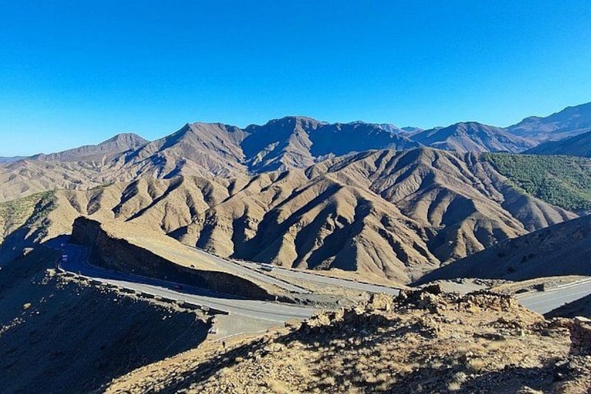 Een bergachtig landschap met een slingerende weg. 1