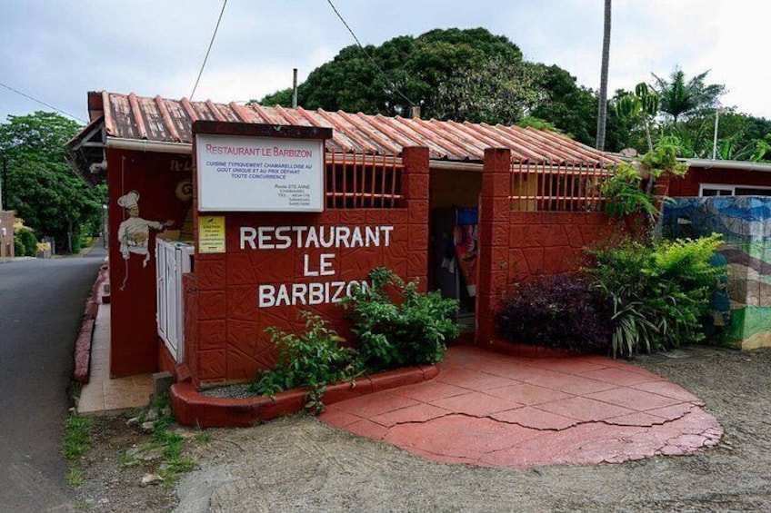 Een rood bakstenen gebouw met een bord waarop 'RESTAURANT LE BARBIZON' staat. 5