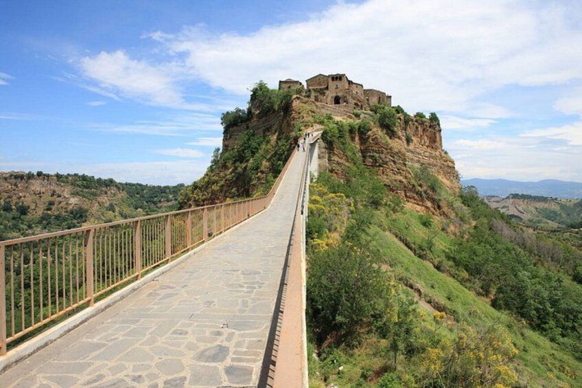 Ein Steinweg führt zu einer historischen Burg auf einem Hügel. 2