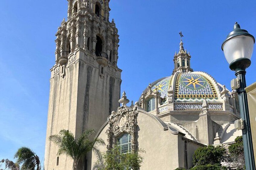 Un edificio histórico con una torre alta y una cúpula con detalles en azulejos. 4