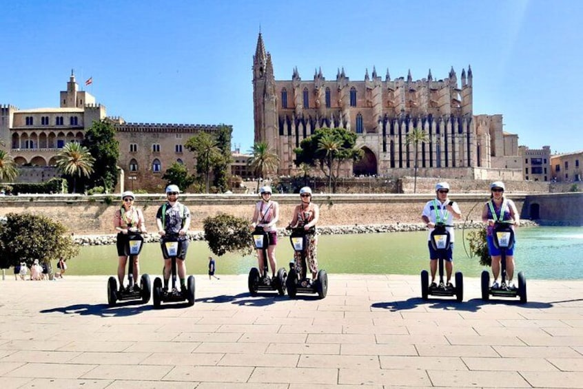Un groupe de personnes sur des Segways devant un bâtiment historique. 1