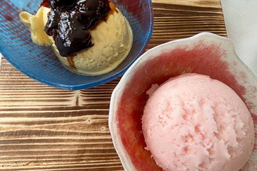 Dos tazones de helado, uno con salsa de chocolate y otro con cobertura rosa. 4