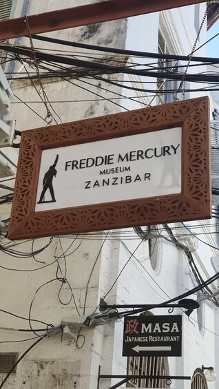Skilt for Freddie Mercury Museum på Zanzibar. 4