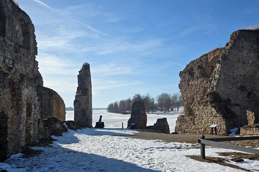 Des ruines anciennes en pierre, avec un lac gelé en arrière-plan. 3
