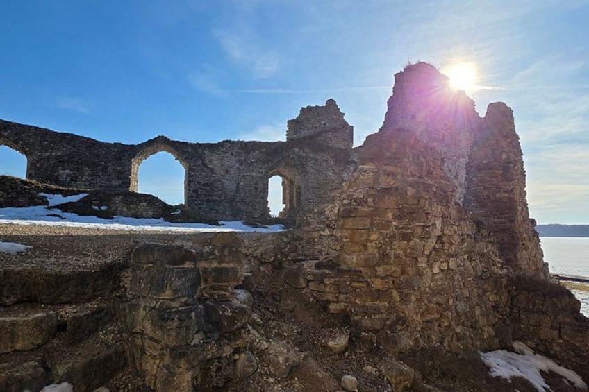 De vieilles ruines de pierre, avec des arches, sous un ciel dégagé, et le soleil qui brille. 2