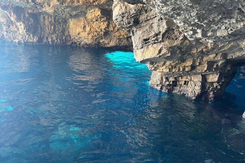 Un acantilado costero con agua azul cristalina. 4
