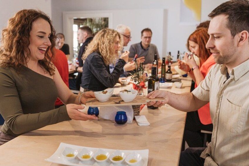 Un grupo de personas cenando en una mesa larga con comida y bebidas. 4