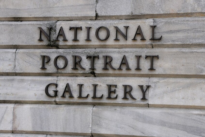 Un muro in pietra con la scritta 'NATIONAL PORTRAIT GALLERY' incisa. 3
