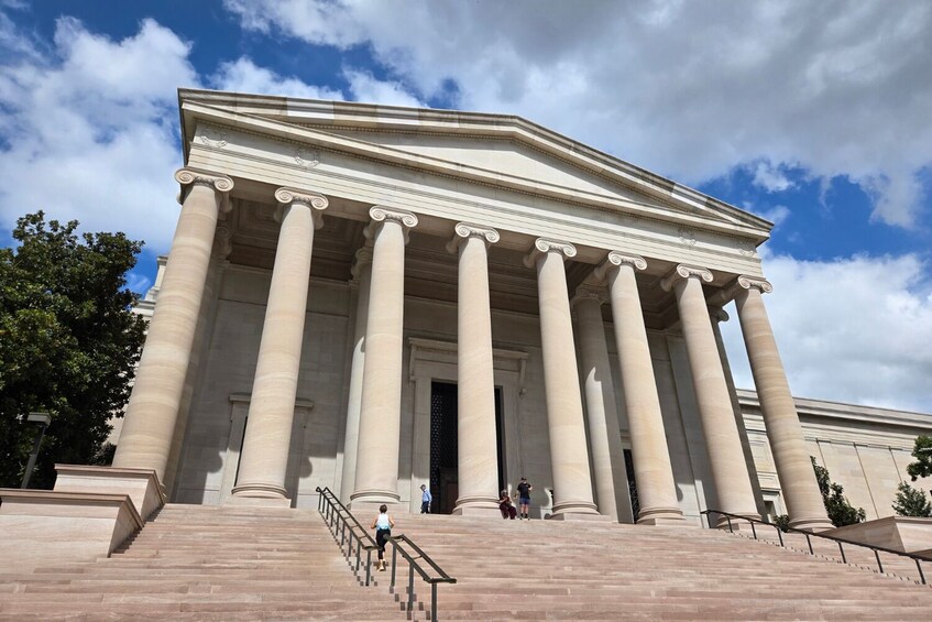 Un edificio neoclassico con imponenti colonne e un'ampia facciata. 5