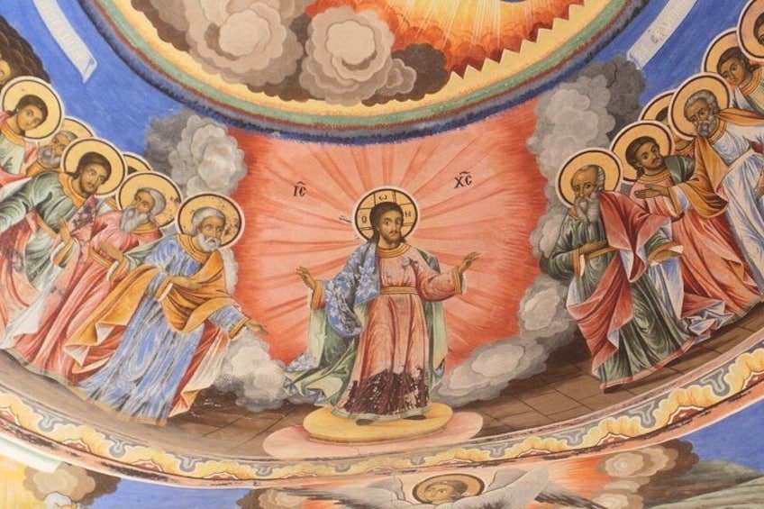 Un affresco religioso raffigurante santi, nuvole e uno sfondo luminoso. 2