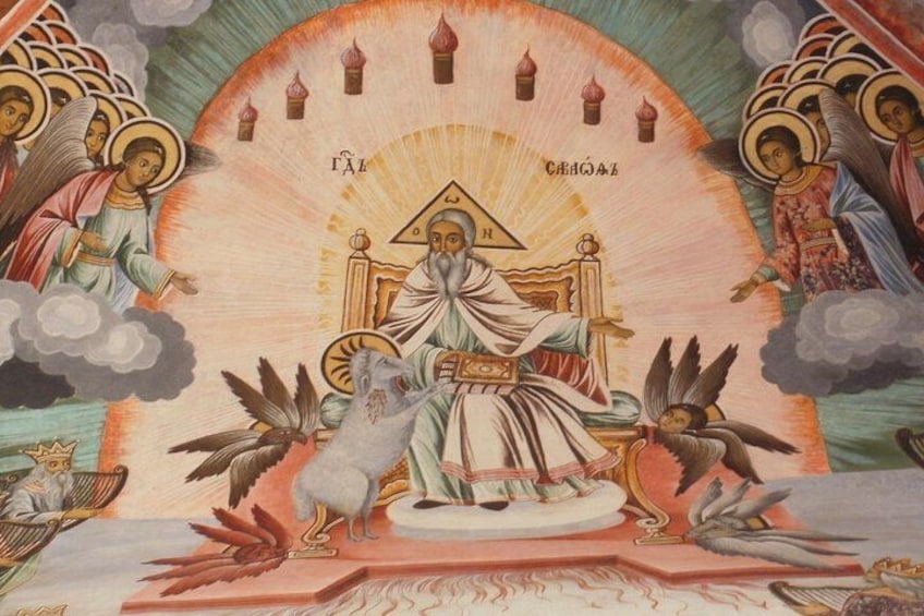 Un'icona religiosa raffigura una figura centrale seduta su un trono, circondata da angeli e animali. 4