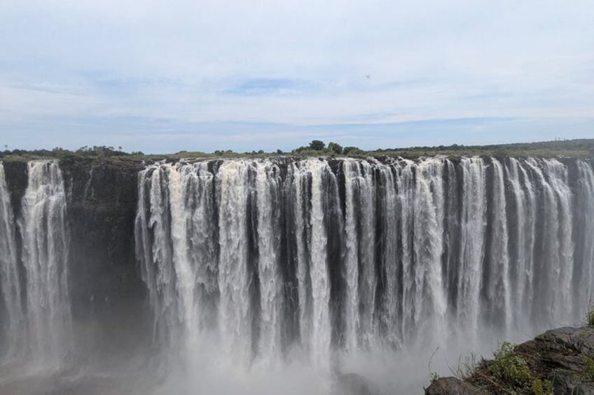 Een grote waterval stort neer over een klif. 4